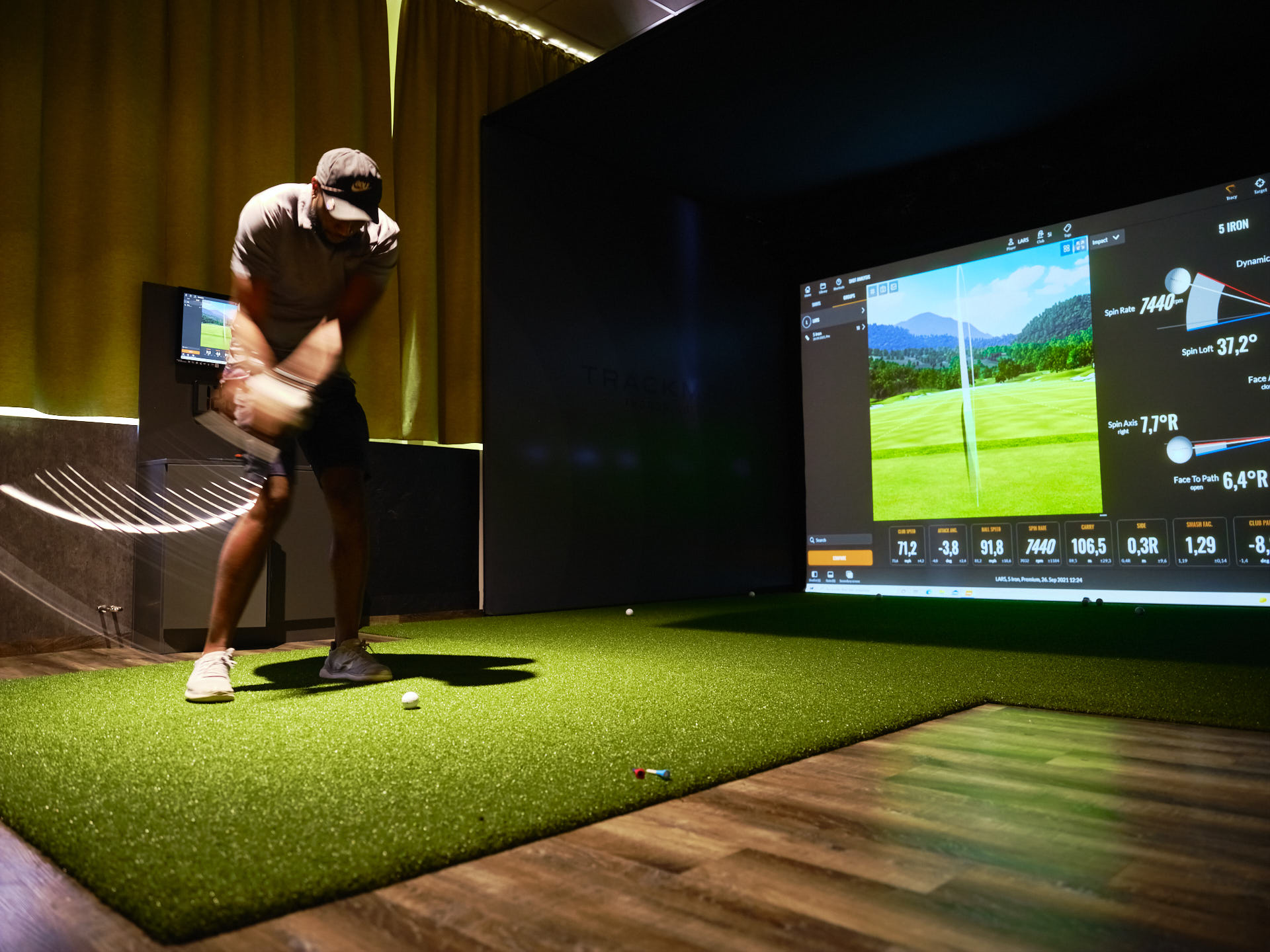 Spieler am Golfsimulator im Golfhub